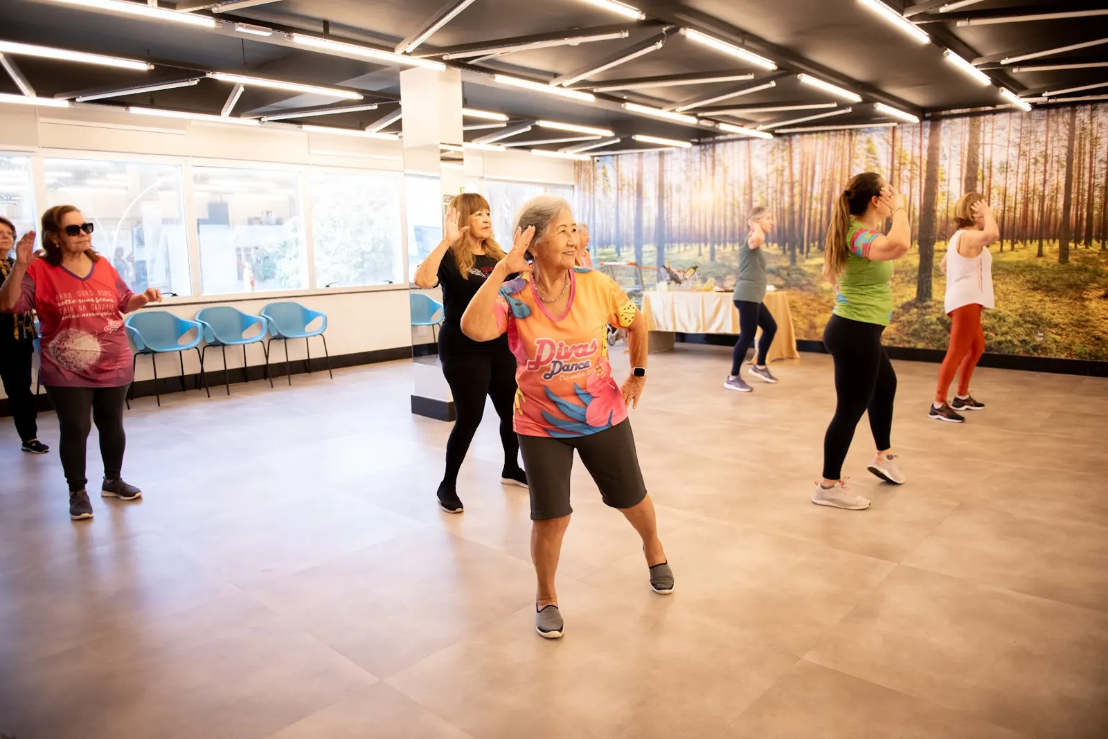 Alunas em aula de dança no estúdio com sorriso
